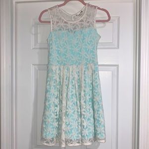The cutest blue and white dress with a zipper on the side